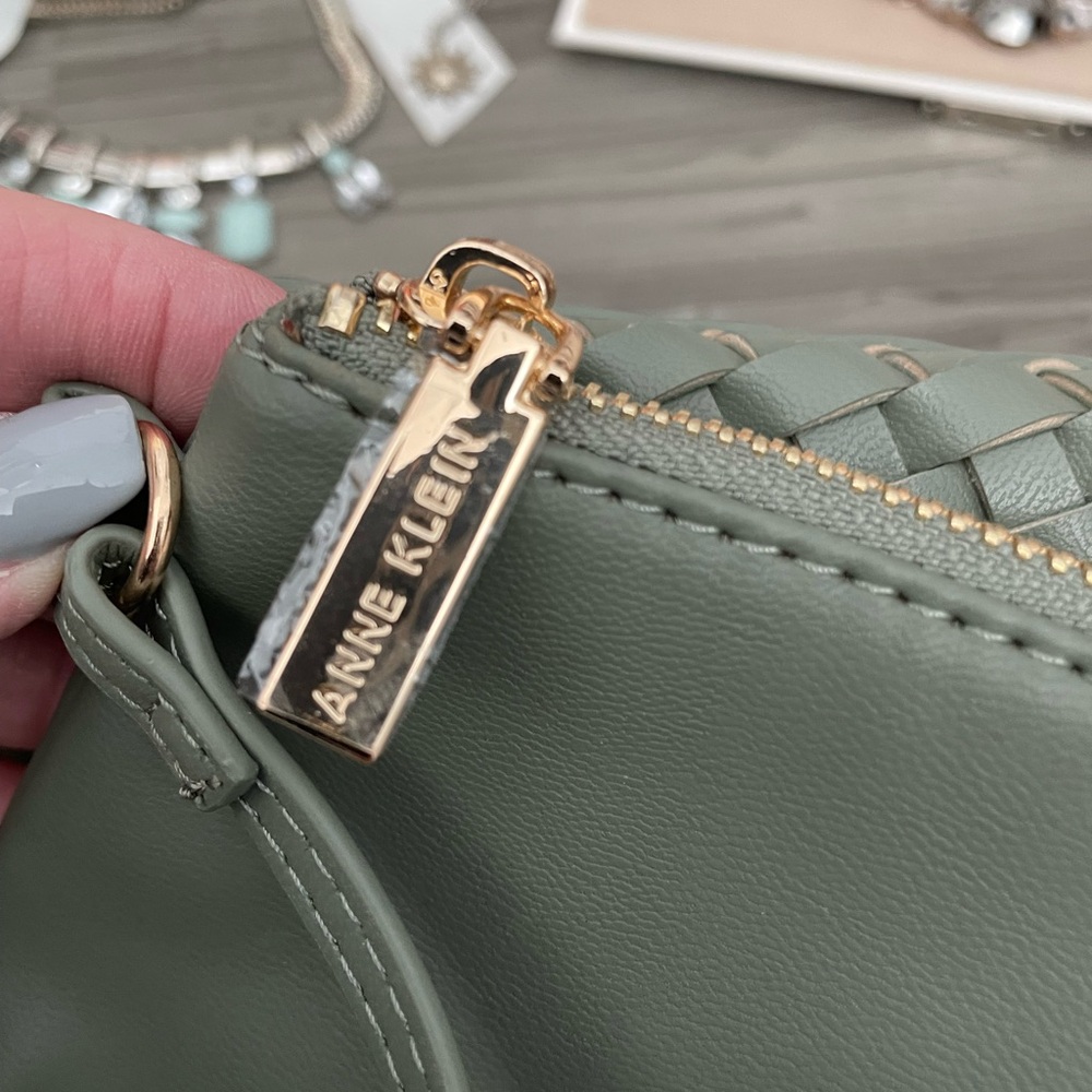 ✨🎁🎁Anne Klein Green Woven Tote Bag with Pouch✨NEW - Picture 10 of 14